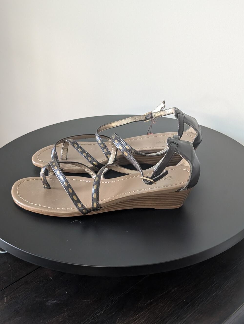 Women's Black/Gold Leather Strap Sandal Size 7.5 W New With Flaws Dexter